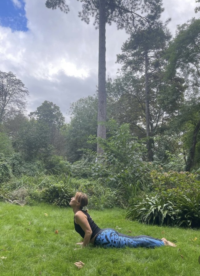 Valé en position yoga cobra dans parc